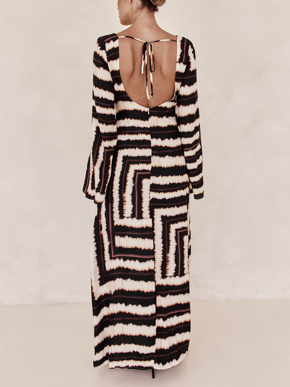 Chic Flattering V-Neck Maxi Dress with Unique Print and Ring-Tie Detail