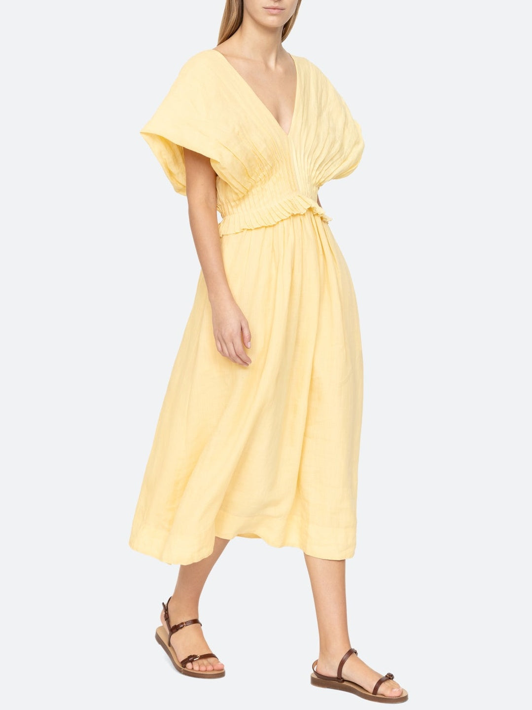Chic Midi Dress with Dramatic Oversized Sleeves