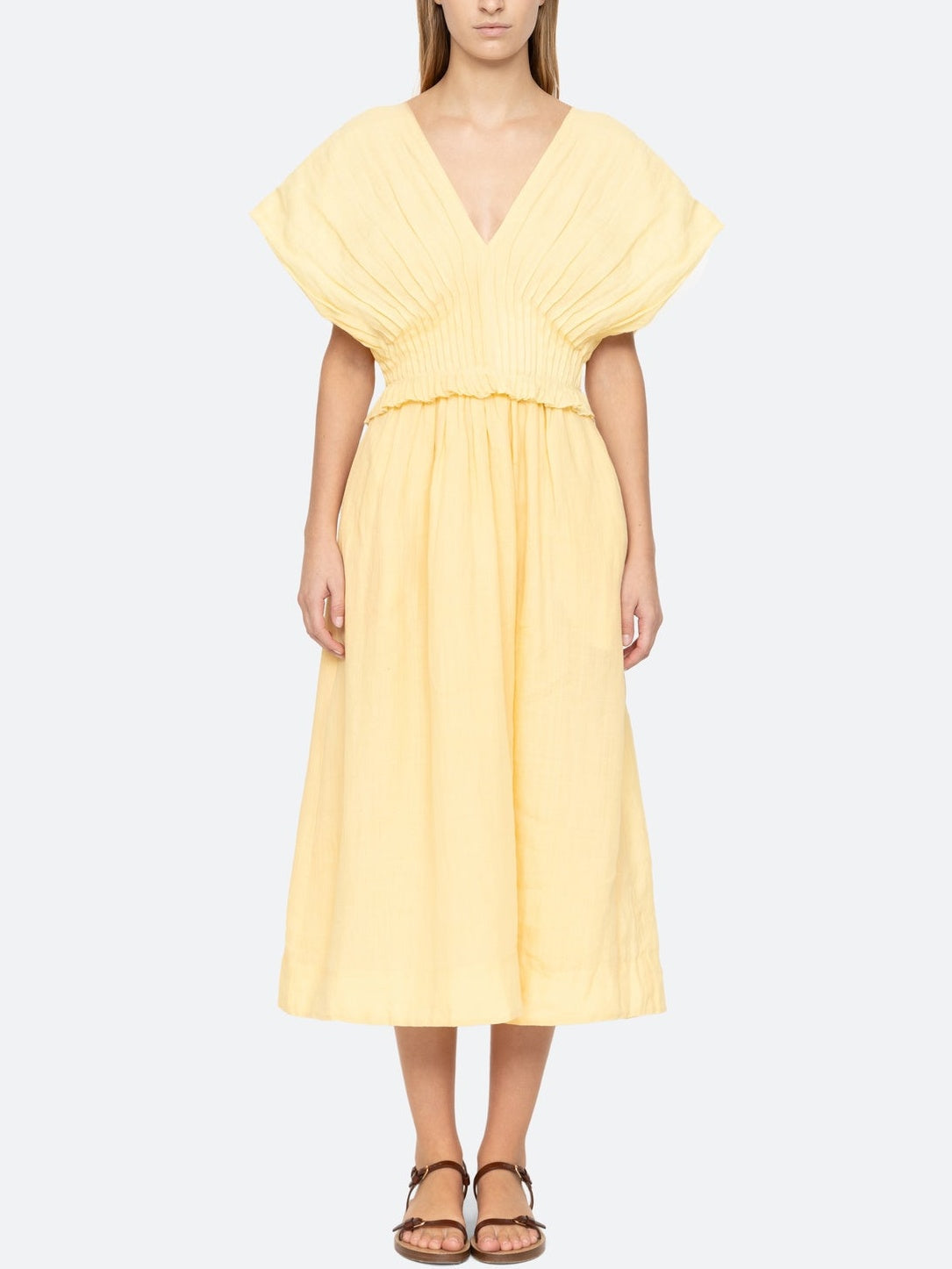 Chic Midi Dress with Dramatic Oversized Sleeves